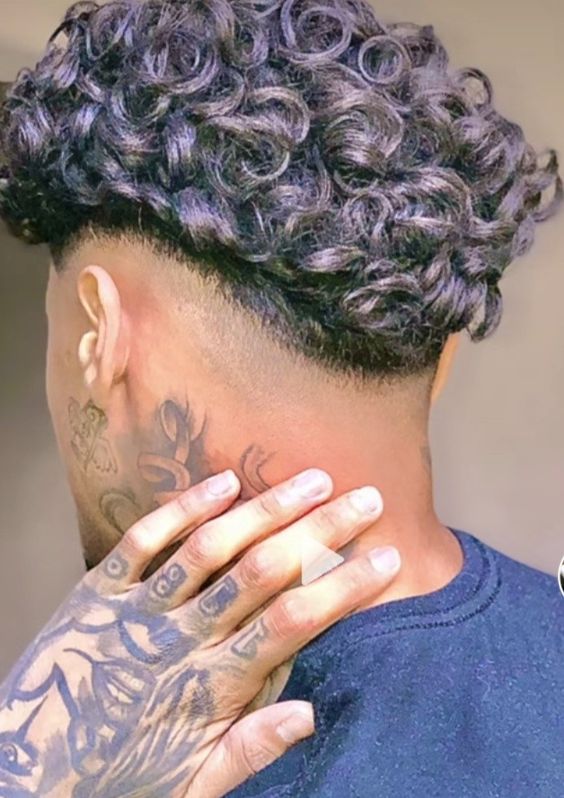 Coupes de cheveux ondulées pour hommes Taper Fade Curly