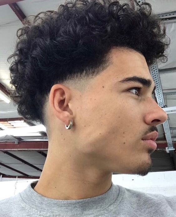 Cortes de pelo ondulados para hombres Taper Fade Curly