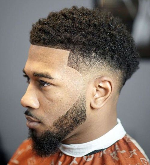 Cortes de pelo afro desvanecidos para hombres