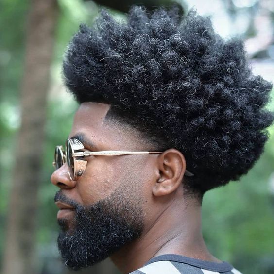 Cortes de pelo afro desvanecidos para hombres