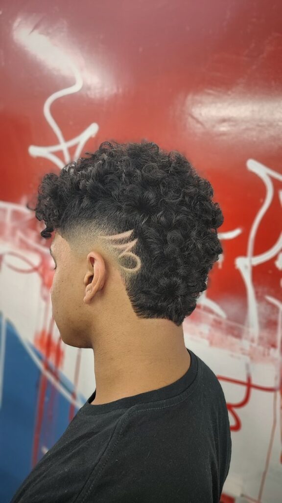Tendências de Cortes de Cabelo Masculino Com Risco de Navalha Para 2025 ...