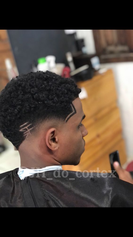 Cortes de Cabelo Masculino Moicano com Risco