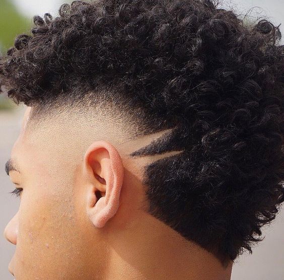 Mohawk-Haarschnitte für Herren mit Risiko