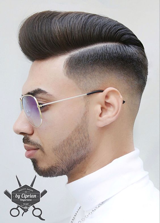 Cortes de Cabelo Masculino Pompadour com Risco de Navalha