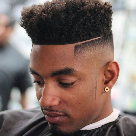 Coupes de cheveux Undercut pour hommes avec haut volumineux