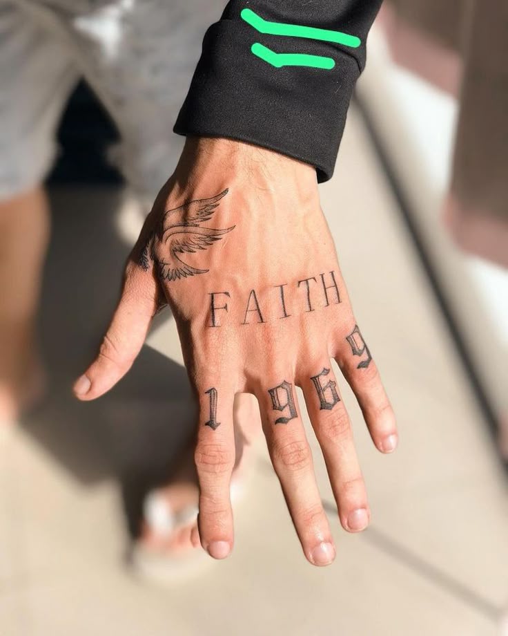 Tatuagem no Dedo Masculino