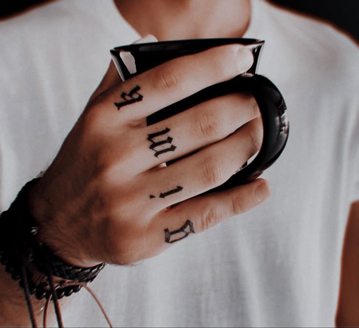 Tatuagem no Dedo Masculino