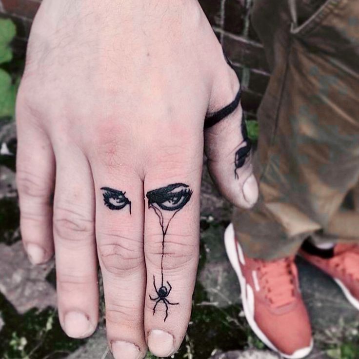 Tatuagem no Dedo Masculino