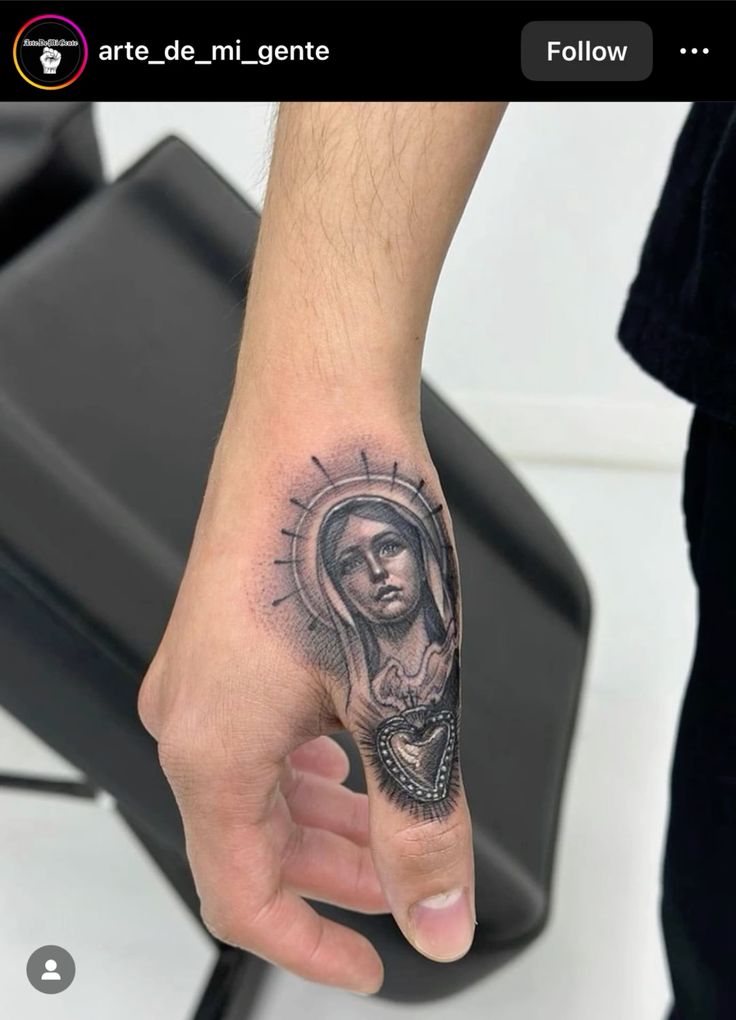 Tatuagem no Dedo Masculino