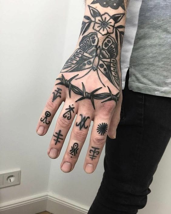 Tatuagem no Dedo Masculino