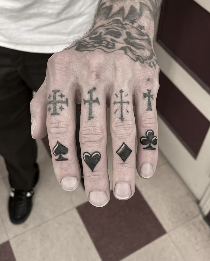 Tatuagem no Dedo Masculino