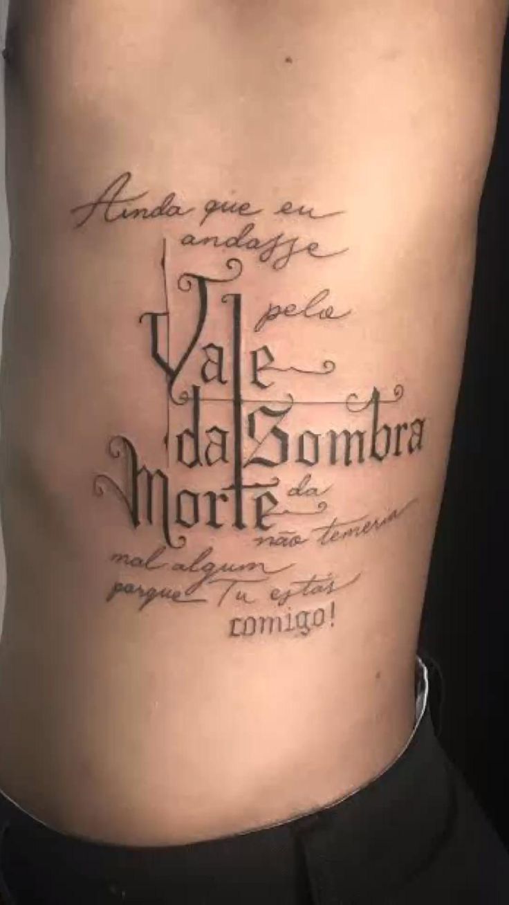 Tatuagem Masculina na Costela