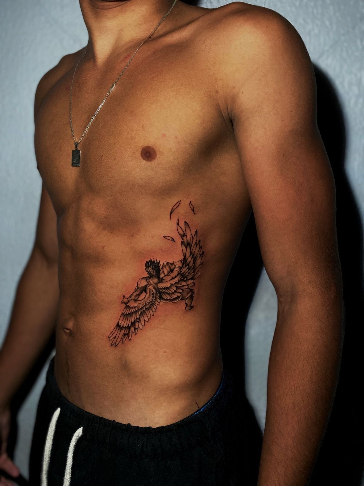 Tatuagem Masculina na Costela