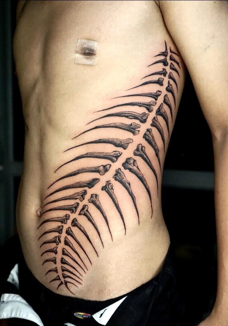 Tatuagem Masculina na Costela