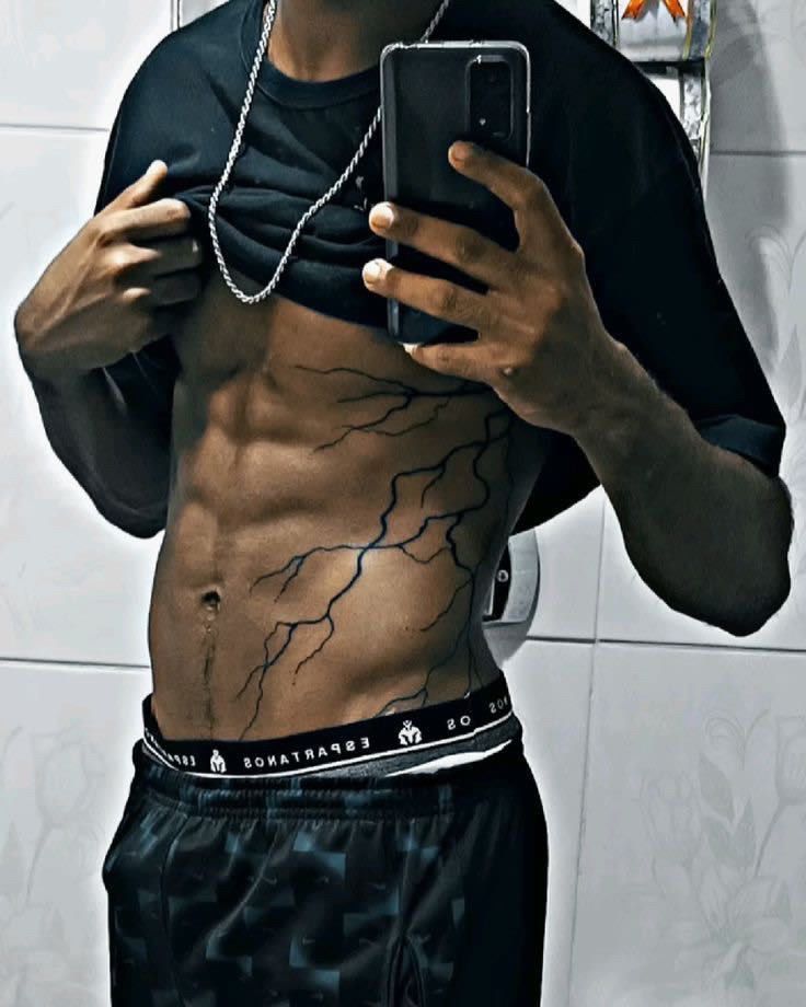 Tatuagem Masculina na Costela